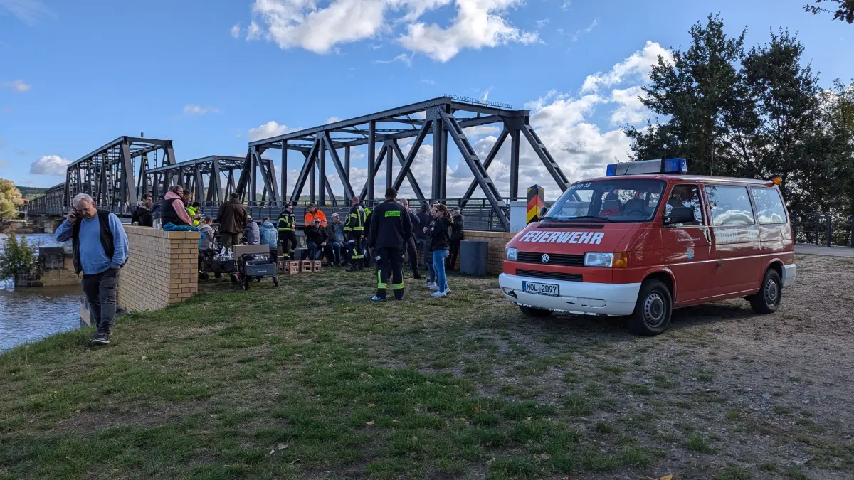 Gemütlicher Ausklang der Deichwanderung mit Erfrischungsgetränken an der Europabrücke Neurüdnitz/Sikierki. Die Erleichterung ist zu spüren. Die Älteren tauschen Erinnerungen an das Hochwasser 1997 aus.