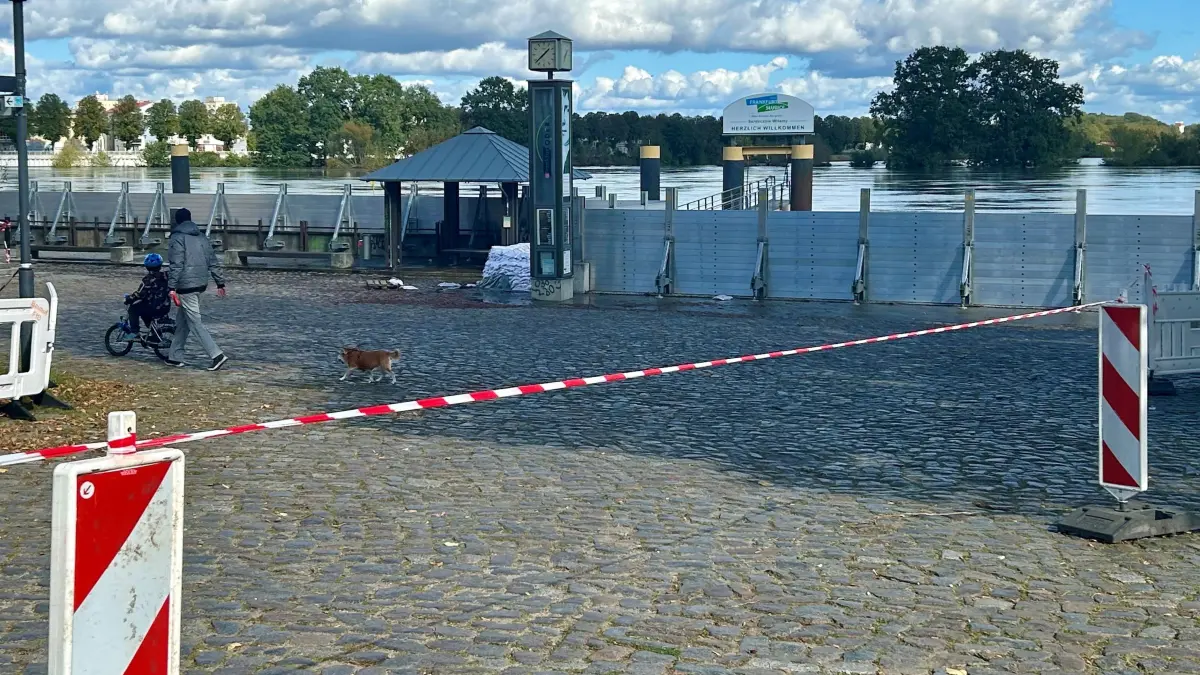 Kaum bekommen die Helfer einen Tag frei, eilen Passanten hinter die Absperrung. Derweil ist der Boden instabil.