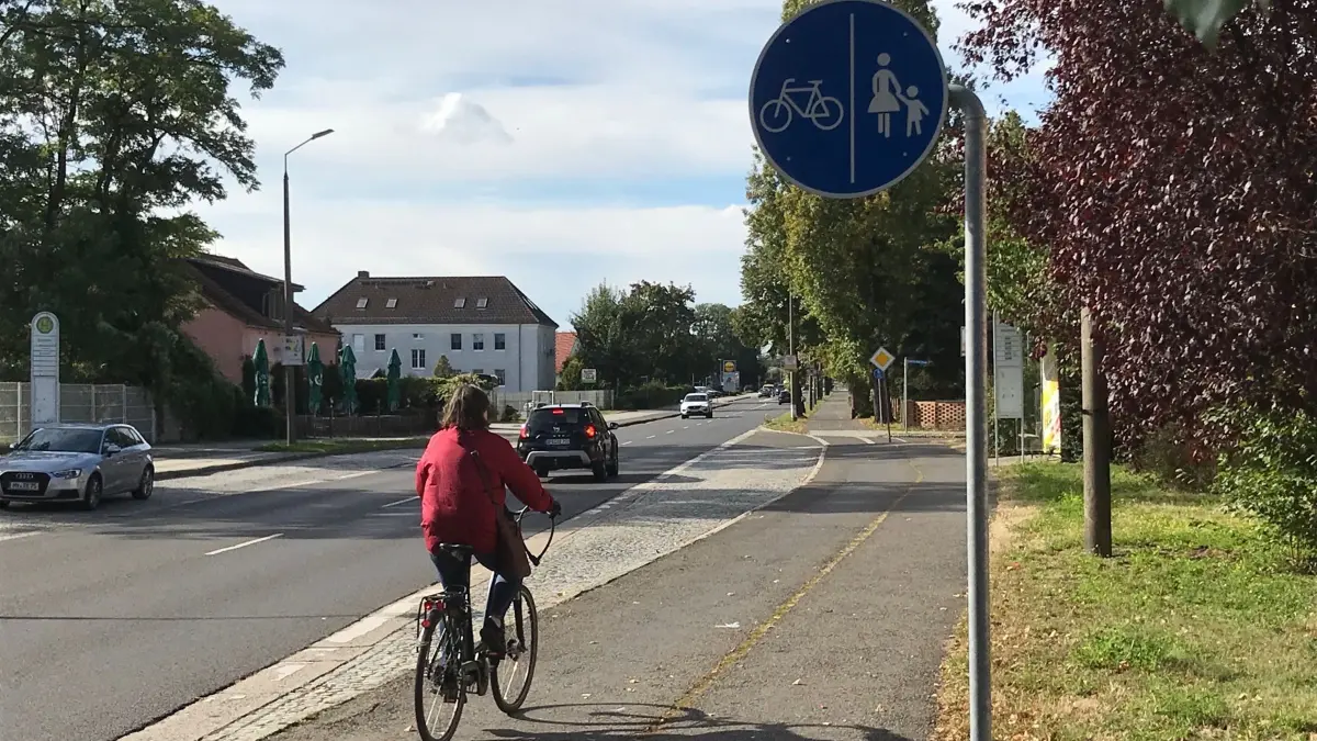 Der Radweg in der Briesker Straße in Senftenberg präsentiert sich auf beiden Seiten der Fahrbahn in miesem Zustand. Das soll sich bald ändern.