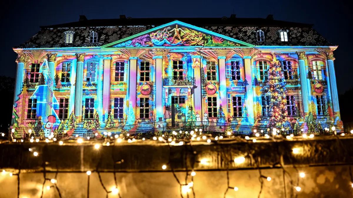 Schloss Friedrichsfelde ist anlässlich der Attraktion "Weihnachten 2022 im Tierpark" bunt illuminiert. Vom 18. November 2022 bis 15. Januar 2023 können Besucher sich auf einem erleuchteten Rundweg mit Projektionen und Millionen von Lichtern in weihnachtliche Stimmung versetzen. +++ dpa-Bildfunk +++