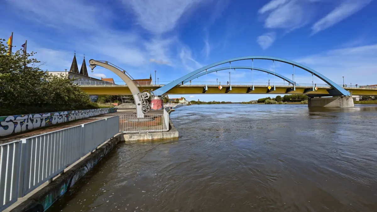Nach dem Hochwasser in Brandenburg: 30.09.2024, Brandenburg, Frankfurt (Oder): Die Oder führt Hochwasser an der Stadtbrücke. Die Lage an der Oder in Brandenburg entspannt sich weiter. Das zeigt auch die Entwicklung in Frankfurt (Oder). Mehr als 40.000 Sandsäcke, die zum Schutz genutzt wurden, werden nach Angaben der Stadt weiterverwendet oder entsorgt. Foto: Patrick Pleul/dpa +++ dpa-Bildfunk +++