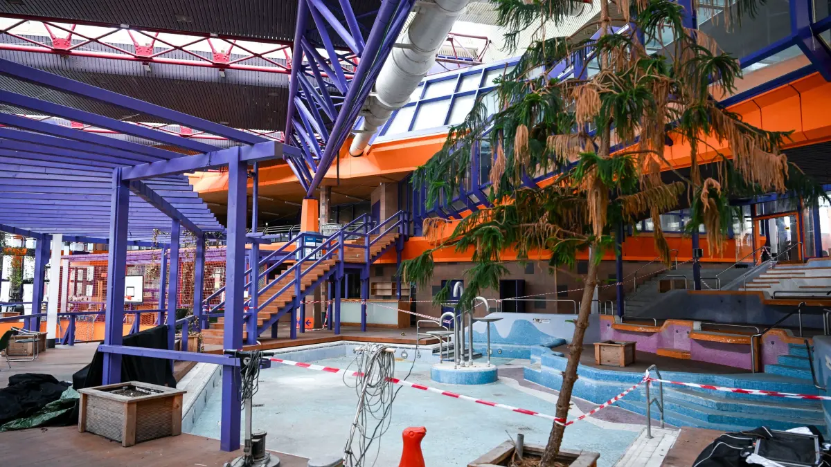 Das frühere Sport- und Erholungszentrum (SEZ) wurde am Dienstag mithilfe von Gerichtsvollziehern und Polizei an die Stadt Berlin zurückgegeben.