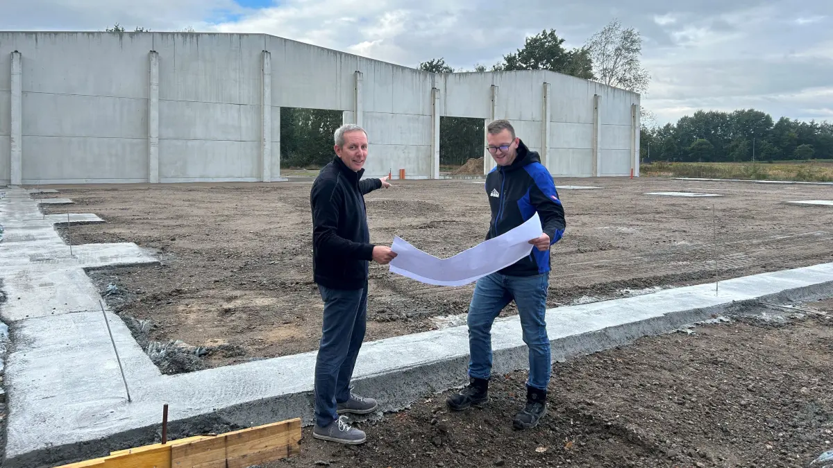 Mathias Dorn, Geschäftsführer SDF Event und Medientechnik GmbH (l.) und Ronny Drasdo, Geschäftsführer SSM Schliebener Stahl- Metallbau, vor der neu entstehenden Halle.