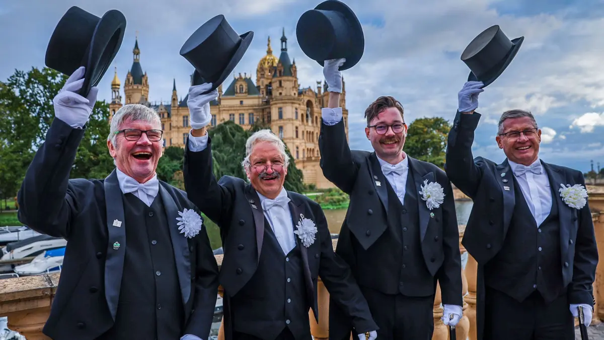 Beginn zentrale Feier zum Tag der Deutschen Einheit: 02.10.2024, Mecklenburg-Vorpommern, Schwerin: Sänger aus Finsterwalde (Brandenburg) singen bei den Feierlichkeiten zum Tag der Deutschen Einheit vor dem Schloss. Neben dem Gastgeberland Mecklenburg-Vorpommern präsentieren sich alle anderen Bundesländer, der Bundestag, Bundesrat, Ministerien, Institutionen und Verbände. Im Rahmen der Bundesratspräsidentschaft richtet Schwerin unter dem Motto «Vereint Segel setzen» die zentralen Feierlichkeiten zum Tag der Deutschen Einheit aus. Foto: Jens Büttner/dpa +++ dpa-Bildfunk +++