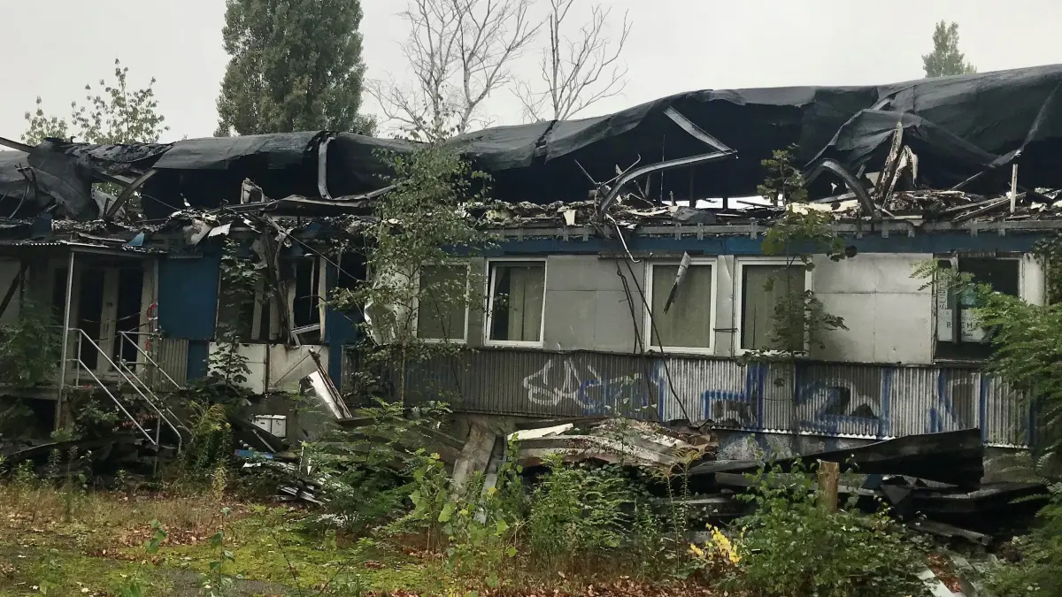 Noch immer steht die Brandruine in der Dresdner Straße/Ecke Ringstraße in Cottbus so, wie nach dem Feuer im Oktober 2023. Nun greifen die Behörden durch.