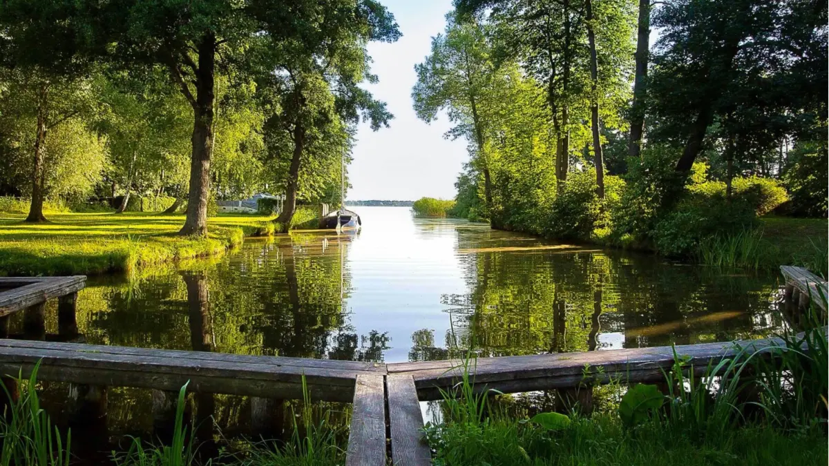 Der Naturhafen des 360° Resort am Wolziger See in Brandenburg wurde ebenfalls neu gestaltet und ermöglicht Wassersportbegeisterten den Zugang zum Gewässer
