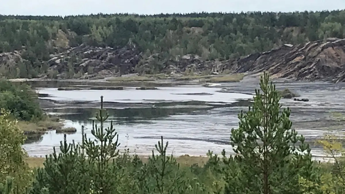 Das Restloch Westmarkscheide beziehungsweise der künftige Meuroer See befindet sich am Westrand des alten Tagebaus Meuro.