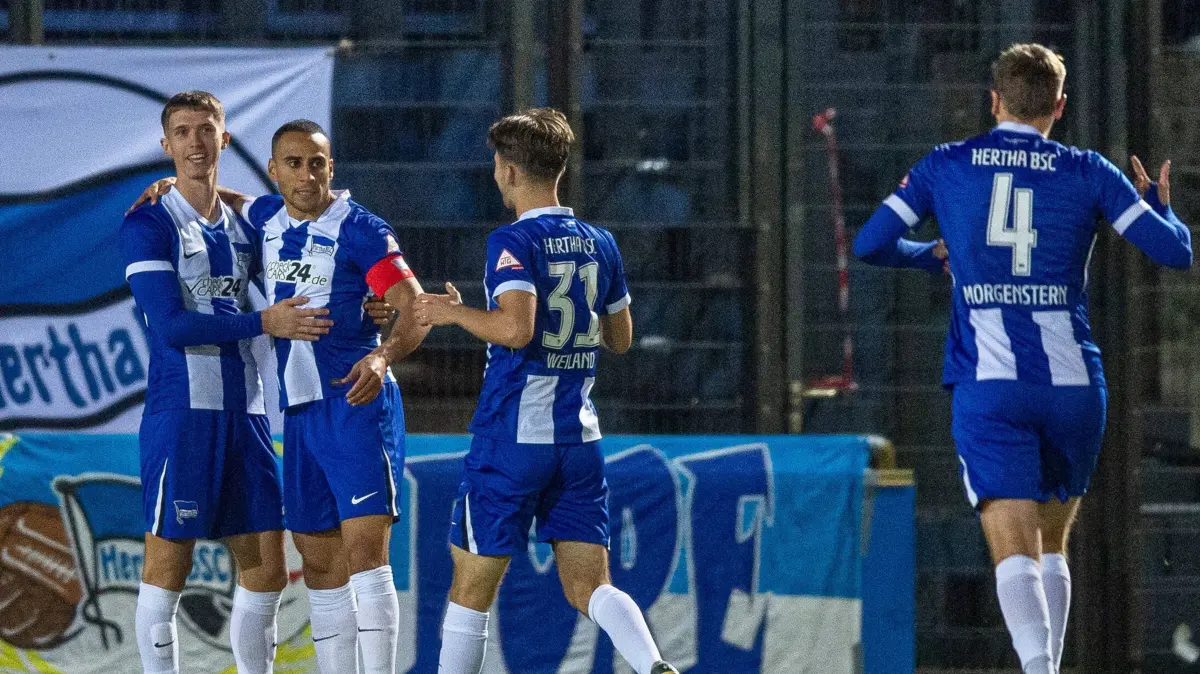 RLNO Hertha BSC II - FSV Zwickau 2024/25: Fussball, Herren, Saison 2024/2025, Regionalliga Nordost (11. Spieltag), Hertha BSC II - FSV Zwickau, v. l. Bilal Hussein (Hertha BSC II), Oliver Rölke (Hertha BSC II), Änis Ben-Hatira (Hertha BSC II), Sebastian Weiland (Hertha BSC II), Marlon Morgenstern (Hertha BSC II), Jubel nach Tor zum 1:0, 04.10. 2024, Foto: Sebastian Räppold / Matthias Koch