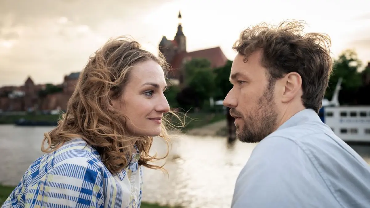 Gregor Seefried (Max Woelky) Dr. Holly Sass (Karoline Teska), dass seine Ehe mit Christine Mergenthaler vor ihrem Unfall nicht glücklich war.