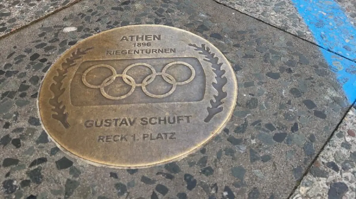 Der „Weg des Ruhmes“ vor dem Rathaus in Cottbus. Hier wurden insgesamt 67 Olympia-Erinnerungen in den Gehweg eingelassen. Im Bild die Erinnerung an den 1. Platz von Gustav Schuft, auch Eberhard Weise wurde hier verewigt. (Archivfoto)