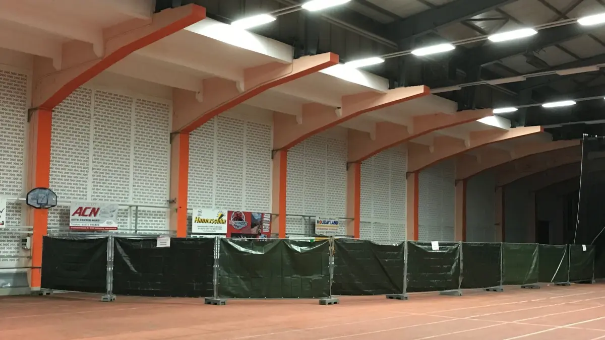 Größere Bereiche in der Senftenberger Niederlausitzhalle sind jetzt mit einem Bauzaun inklusive Sichtschutz abgeriegelt. Wie lange dieser Zustand anhalten wird, ist bislang ungewiss.
