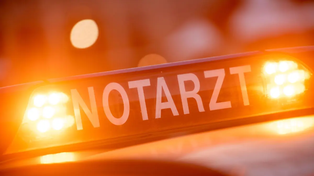 Notarzt: ARCHIV - 19.01.2019, Bayern, München: Ein Dachschild mit der Aufschrift "Notarzt" steht auf einem Einsatzwagen eines Notarztes. (zu dpa: «Polizei: Kein Fehlverhalten vor Sturz von Zirkus-Akrobatin») Foto: Lino Mirgeler/dpa +++ dpa-Bildfunk +++