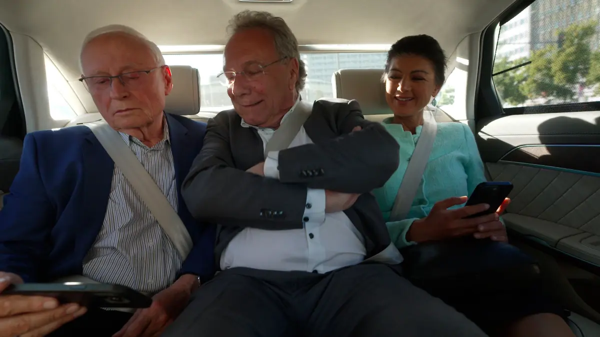 Wer ist hier die Hauptfigur? Oskar Lafontaine (l.), Klaus Ernst (M.) und Sahra Wagenknecht (r.) auf dem Weg zur BSW-Wahlparty bei der Europawahl im Juni 2024.