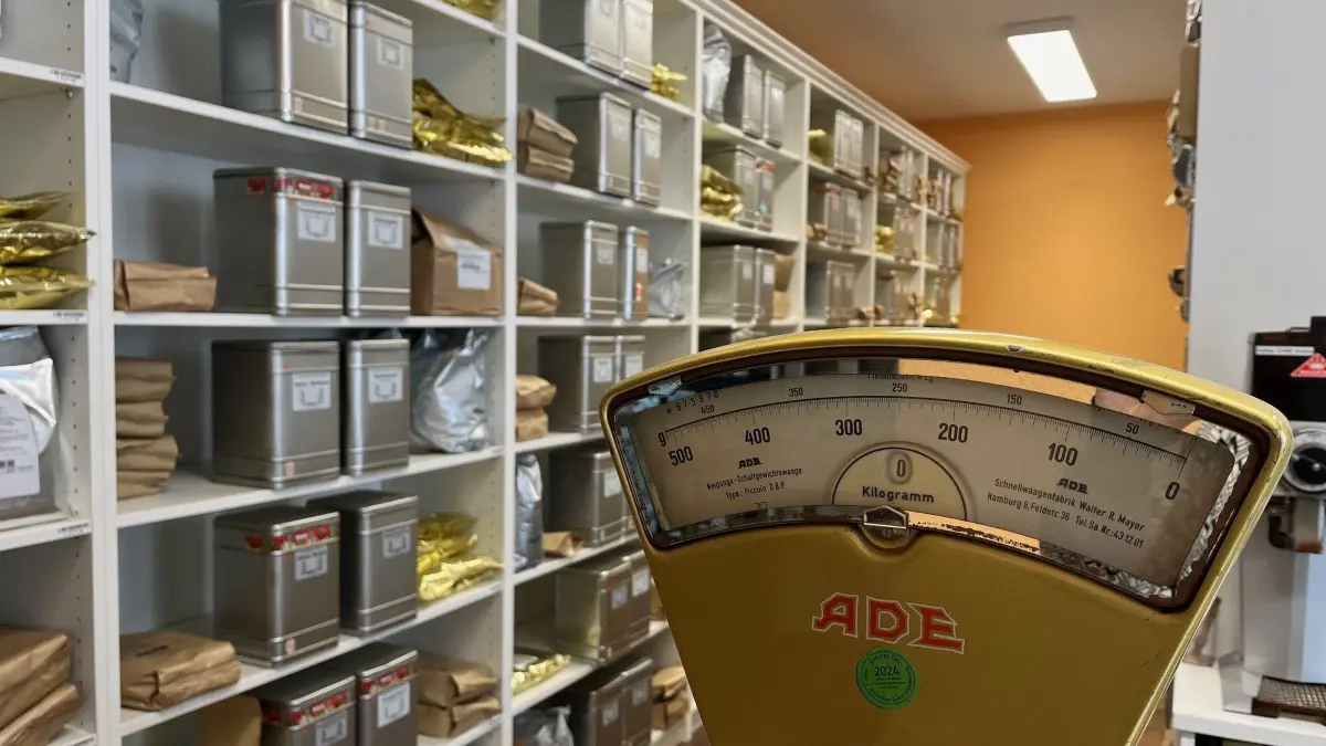 Der Teeladen im Radelandweg in Herzberg bietet zahlreiche Tee- und Kaffeesorten an, viele in Bioqualität. Die zunehmende Bürokratie erschwert, laut Inhaber, besonders das Online-Geschäft.