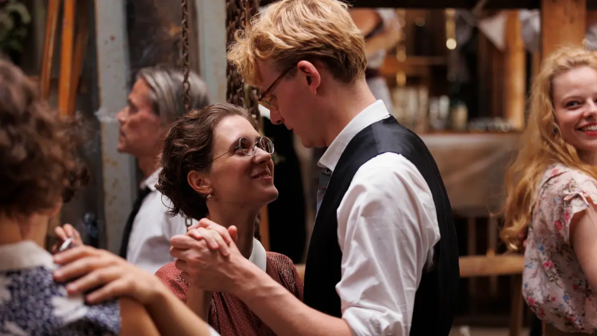 Kinostart - „In Liebe, Eure Hilde“: HANDOUT - 01.09.2022, ---: Liv Lisa Fries als Hilde Coppi und Johannes Hegemann als ihr Mann Hans Coppi in einer Szene aus dem Film "In Liebe, Eure Hilde" (undatierte Filmszene). Der Film kommt am 17.10.2024 in die deutschen Kinos. (zu dpa-Kinostarts) Foto: Frédéric Batier/Pandora Film/dpa - ACHTUNG: Nur zur redaktionellen Verwendung im Zusammenhang mit einer Berichterstattung über den Film und nur mit vollständiger Nennung des vorstehenden Credits +++ dpa-Bildfunk +++