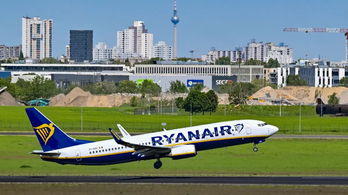 Abflug von Ryanair: ARCHIV - 08.05.2024, Brandenburg, Schönefeld: Ein Flugzeug der Fluggesellschaft Ryanair startet vom Hauptstadtflughafen Berlin Brandenburg BER. (zu dpa: «Ryanair macht beim Rückzug aus Deutschland ernst») Foto: Patrick Pleul/dpa +++ dpa-Bildfunk +++
