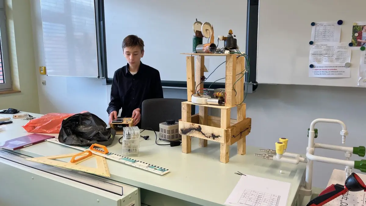 Finley beim Aufbau seines Experiments zur Erzeugung eines elektromagnetischen Feldes. Der begabte Schüler der 9. Klasse des Philipp-Melanchthon-Gymnasiums in Herzberg möchte später einmal Großes leisten.