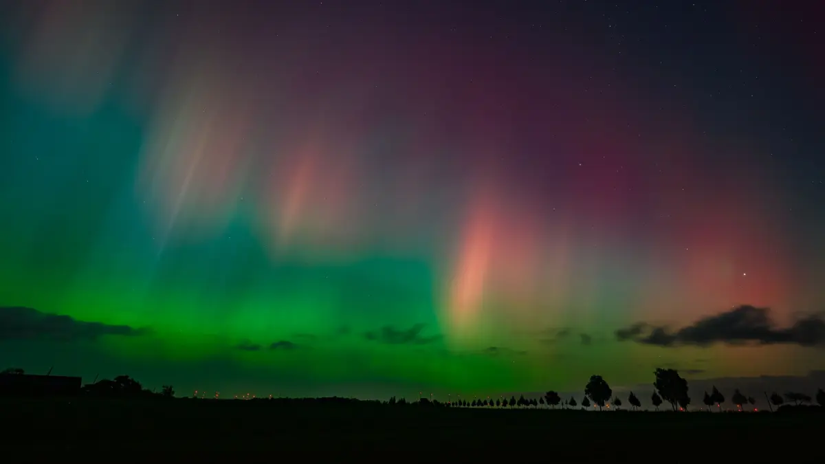 Polarlichter leuchten am Nachthimmel über der Landschaft im östlichen Brandenburg. +++ dpa-Bildfunk +++