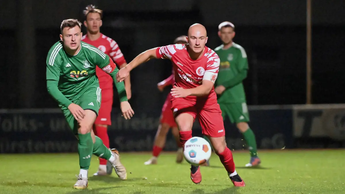 Fussball : Seelow, Fussball Brandenburgliga Punktspiel, Victoria Seelow - 1. FC Guben, die SF Janne Laugks gegen Till Schubert
FOTO BENK 11.10.2024