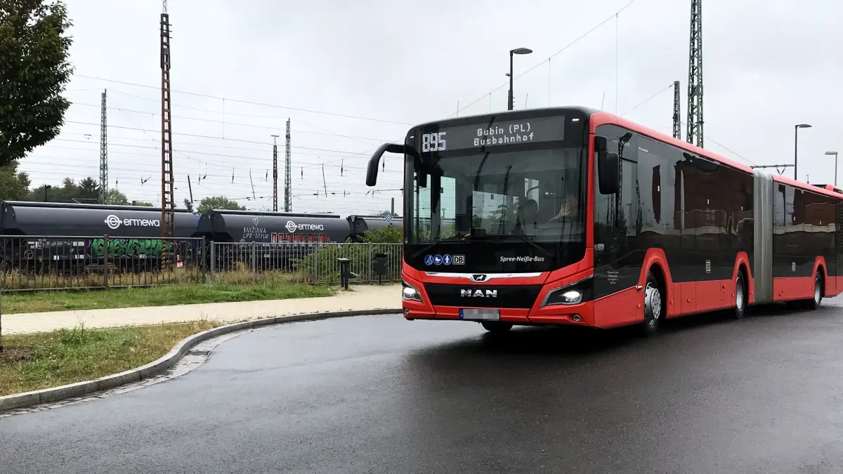 Ab 2025 übernimmt die Tochtergesellschaft von Cottbusverkehr den Linienbetrieb im Landkreis Spree-Neiße, darunter auch den Schülerverkehr in Guben, Forst und Spremberg.