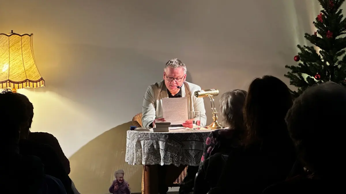 Auf einer liebevoll dekorierten Bühne las Autor Torsten Rohde vor vollem Haus in der Stadtbibliothek Wildau aus seinem neusten Buch, Renate Bergmann „Aber nach drei Strophen ist Schluss".