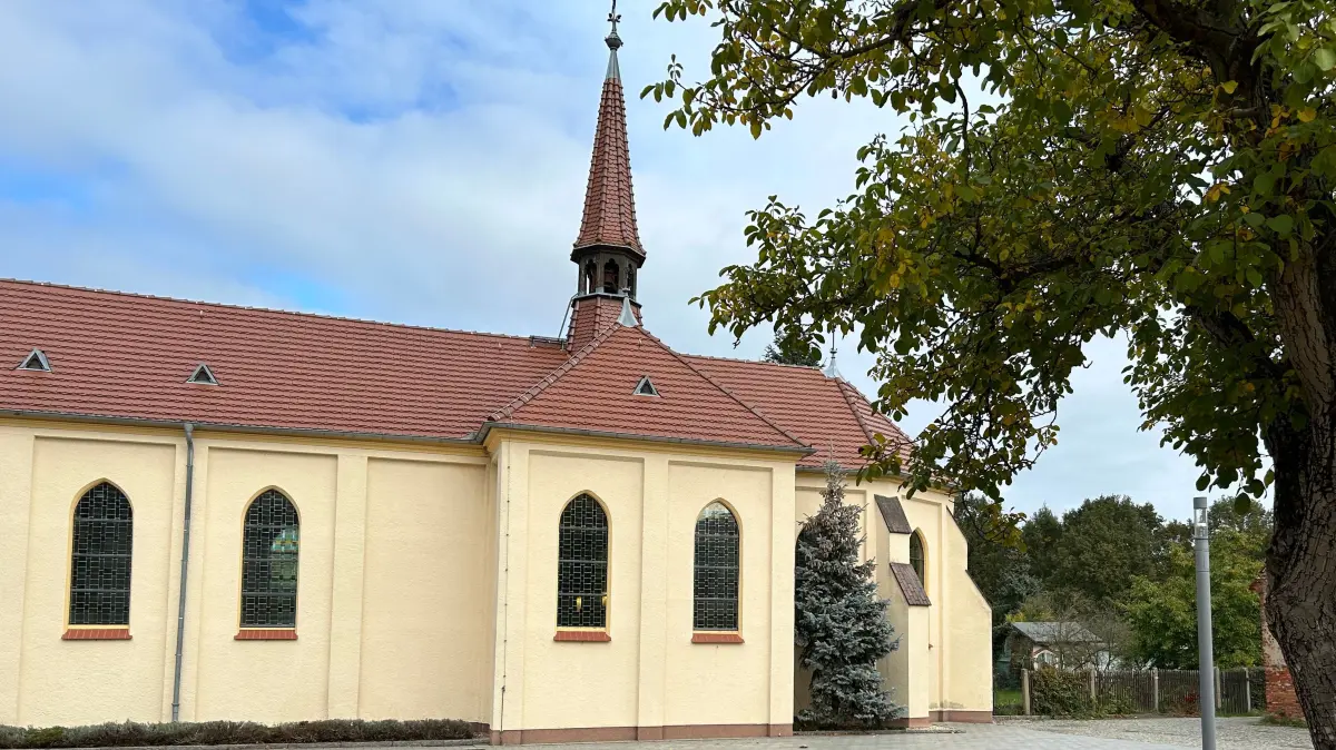 Die Pfarrkirche "St. Trinitas" in Lübben ist 161 Jahre alt und gilt damit als älteste katholische Kirche in der Spreewaldregion. Da sie immer wieder baulich verändert wurde, gilt kein Denkmalschutz. Das macht auch die klimagerechte Sanierung einfacher.