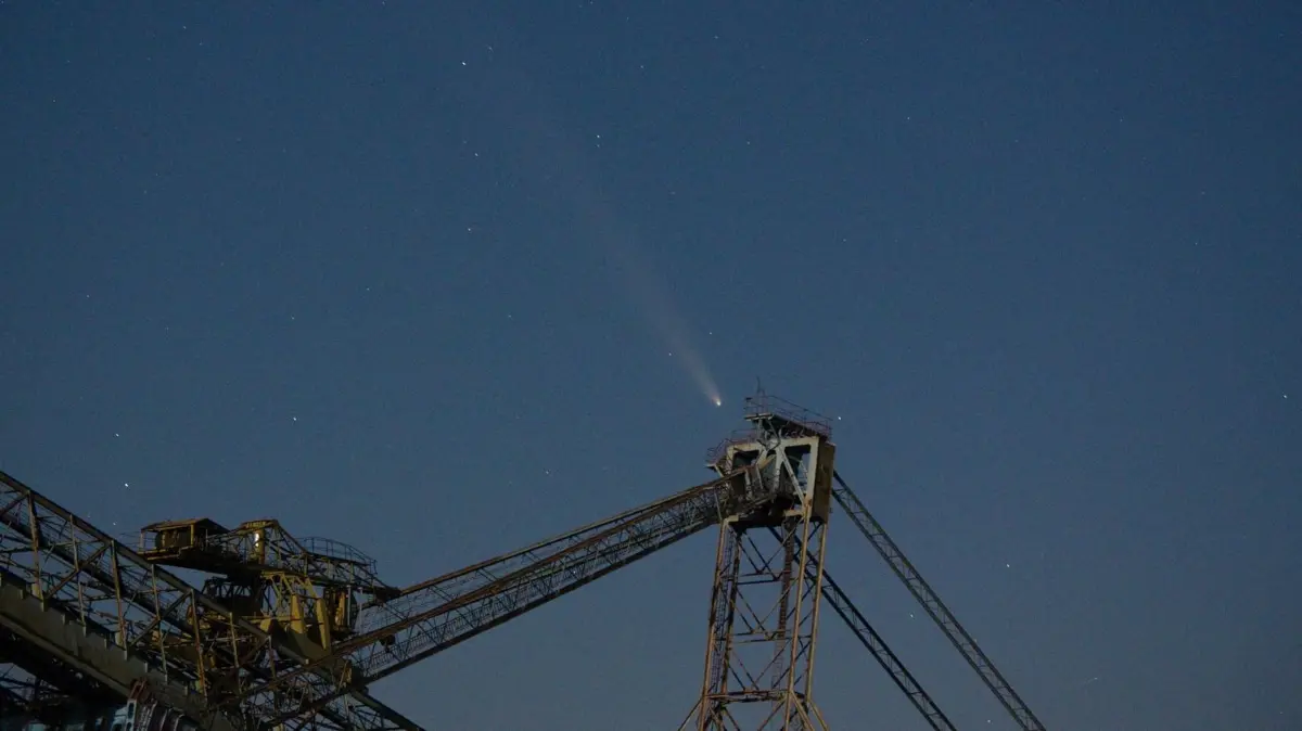 So nahe scheint Tsuchinshan-Atlas der Bagger-Landmarke am Lausitzring zu kommen.