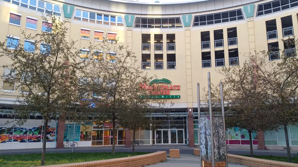 Das Marktplatzzentrum Hellersdorf gehört zum 1997 eröffneten Stadtteilzentrum "Helle Mitte" in Berlin.