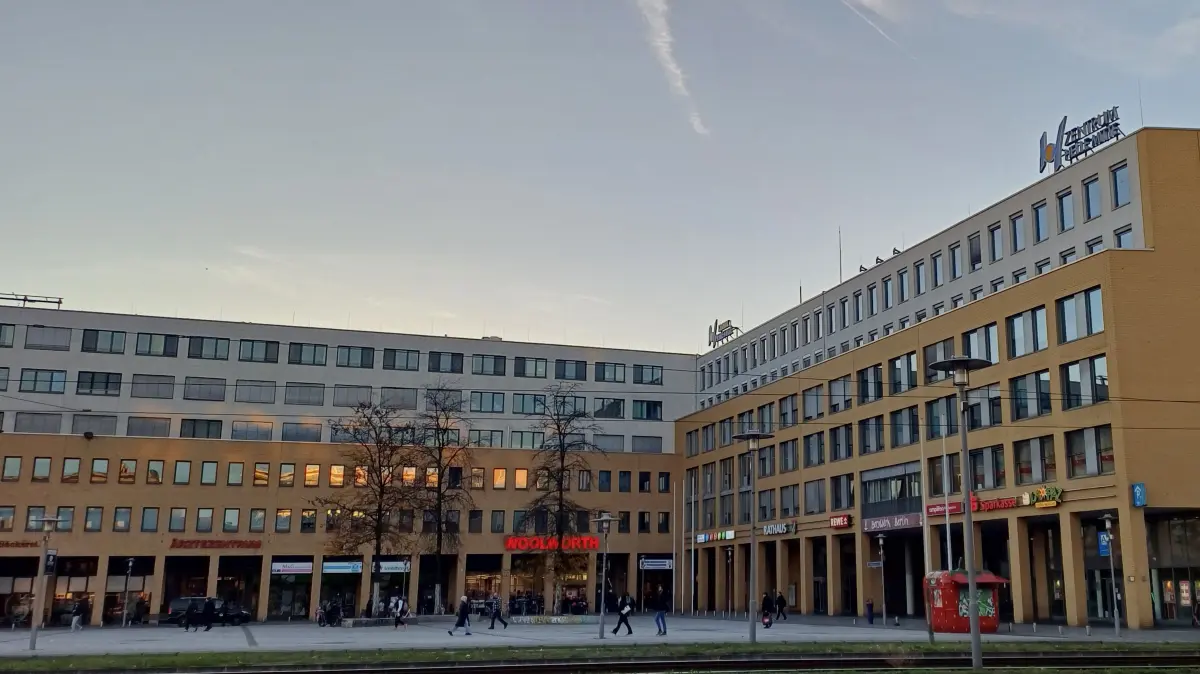 Blick von außen auf eines der Gebäude des Stadtteilzentrums "Helle Mitte" in Berlin-Hellersdorf.