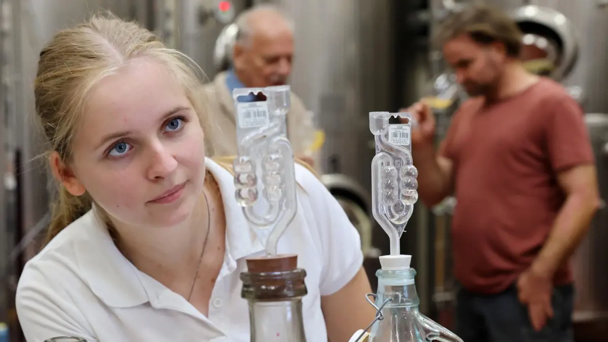Das Weingut Marbach bildet Axinja Aurelie Laubmann zur Weintechnologin aus. Dieser Beruf wird erstmalig in der Handwerkskammer Cottbus ausgebildet