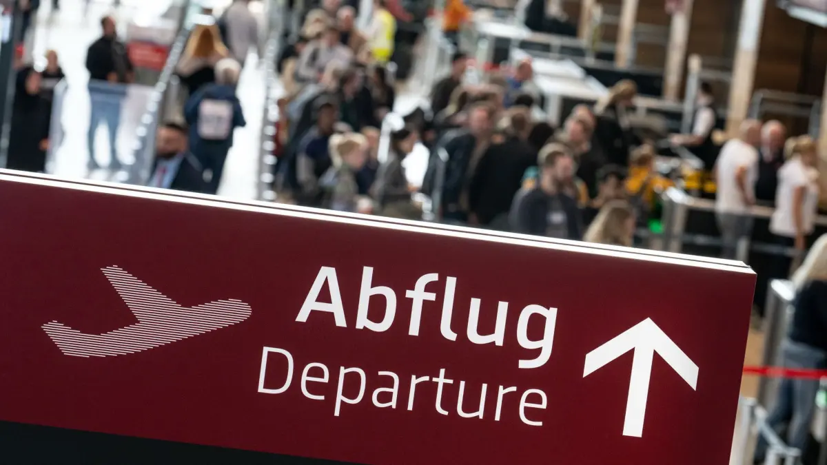 Beginn Herbstferien - Flughafen Berlin-Brandenburg: 18.10.2024, Brandenburg, Schönefeld: Ein Schild weist zum Start in die Berliner Herbstferien am Flughafen Berlin-Brandenburg (BER) auf den „BER Runway“ hin. Foto: Fabian Sommer/dpa +++ dpa-Bildfunk +++