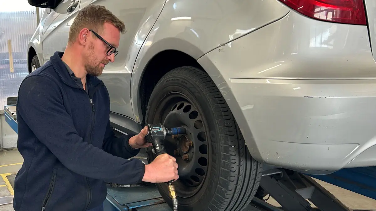 Viele Autofahrer wechseln ihre Reifen selbst. Martin Mittelstädt, Geschäftsführer Automobile Walter GmbH, empfiehlt dies nicht.