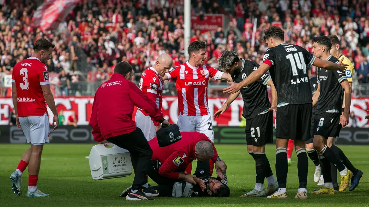 3. Liga - 2024/2025 - FC Energie Cottbus vs. SV Sandhausen: Cottbus, Deutschland 19. Oktober 2024:
3. Liga - 2024/2025 - FC Energie Cottbus vs. SV Sandhausen
Im Bild: Rudelbildung nach Foul von Maximilian Krau? / Krauss (Energie Cottbus) an Beas Halimi (SV Sandhausen)
/// DFB regulations prohibit any use of photographs as image sequences and/or quasi-video. ///