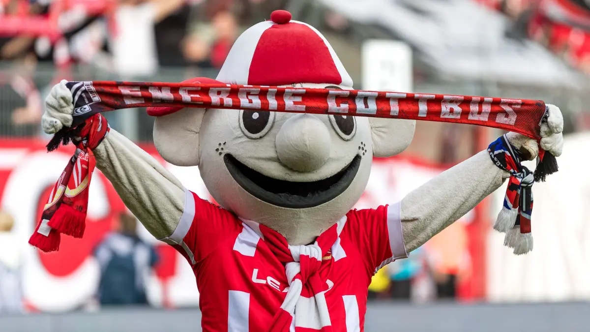 3. Bundesliga Saison 2024/25 FC Energie Cottbus vs. SV Sandhausen: 3. Bundesliga Saison 2024/25 FC Energie Cottbus vs. SV Sandhausen: Lauzi, das Maskottchen des FC Energie Cottbus hält einen Fanschal in den Händen.
(Wichtiger Hinweis: Der DFB untersagt die Verwendung von Sequenzbildern im Internet und in Online-Medien während des Spiels (einschließlich Halbzeit). Sperrfrist! Der DFB erlaubt die Publikation und Weiterverwertung der Bilder auf mobilfunkfähigen Endgeräten (insbesondere MMS) und über DVB-H und DMB erst nach Spielende.)