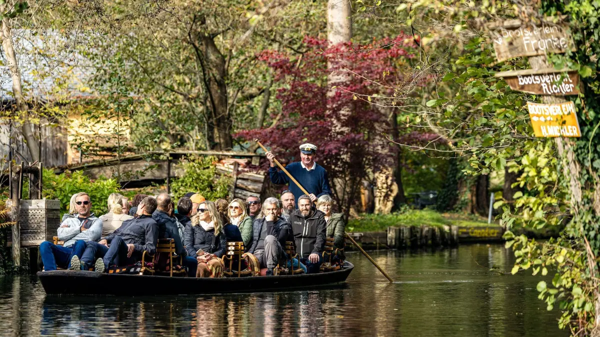 Herbst im Spreewald: 20.10.2024, Brandenburg, Lehde: Touristen werden auf einem Kahn über die Fließe (Wasserwege im Spreewald) gestakt. Zahlreiche Urlauber und Tagesausflügler nutzen das zurzeit schöne Herbstwetter für Ausflüge in den Spreewald. Foto: Frank Hammerschmidt/dpa - Honorarfrei nur für Bezieher des Dienstes ZB-Funkregio Ost +++ ZB-FUNKREGIO OST +++