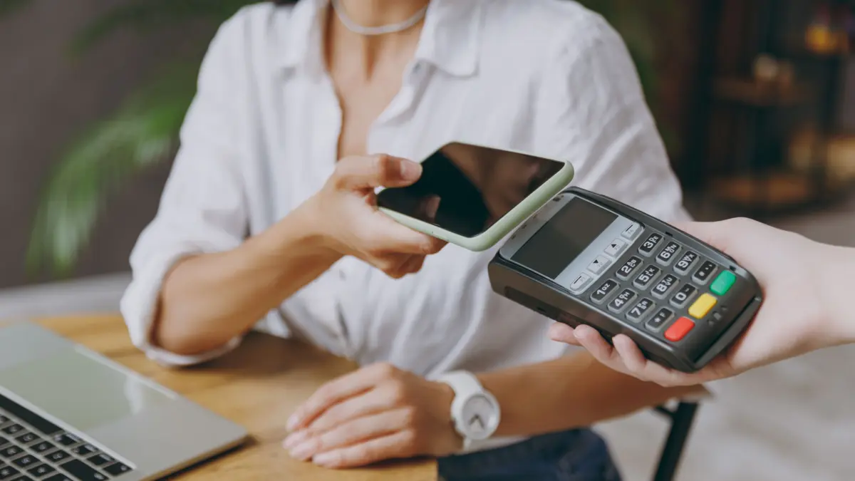 Mittels Apple Pay zahlen Sparkassenkunden unkompliziert und einfach mit Handy oder Smartwatch und mit der App „Mobiles Bezahlen“ können Android-Nutzer ihr Smartphone zur digitalen Geldbörse machen.