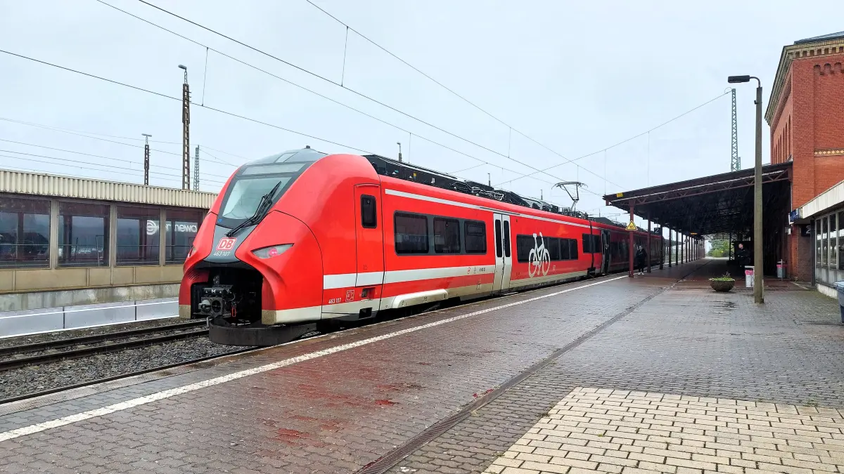 Die Regionalbahn RE10 pendelt zwischen Leipzig über Cottbus und Guben nach Frankfurt (Oder). Den Abschnitt zwischen Lausitzmetropole und Neißestadt erwartet eine Streckensperrung.
