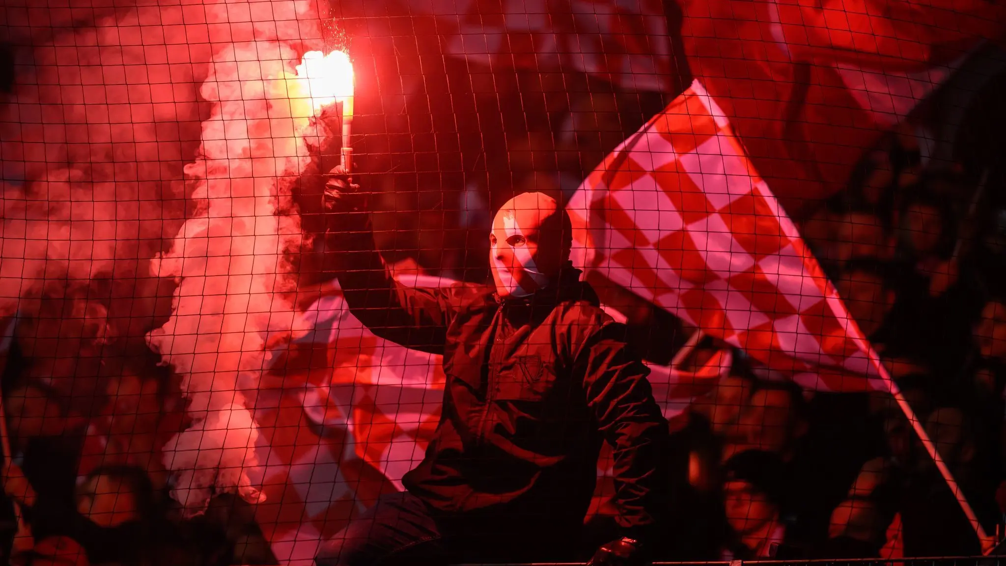 Energie Cottbus In Aue Pyro Im Derby Rakete Fliegt In Richtung energie-cottbus-in-aue-pyro-im-derby-rakete-fliegt-in-richtung