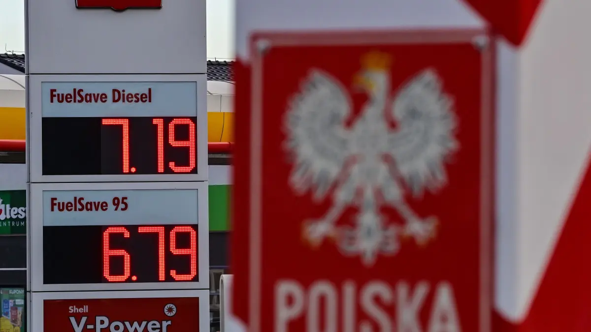 Auf einer Anzeige einer Tankstelle kostet der Liter Diesel 7,19 Zloty (aktuell umgerechnet 1,46 Euro). Tanken ist auch in Polen so teuer wie nie, aber immer noch um einiges günstiger als im benachbarten Deutschland. Hier kostete zum Vergleich am Morgen der Liter Diesel 2,24 Euro. +++ dpa-Bildfunk +++