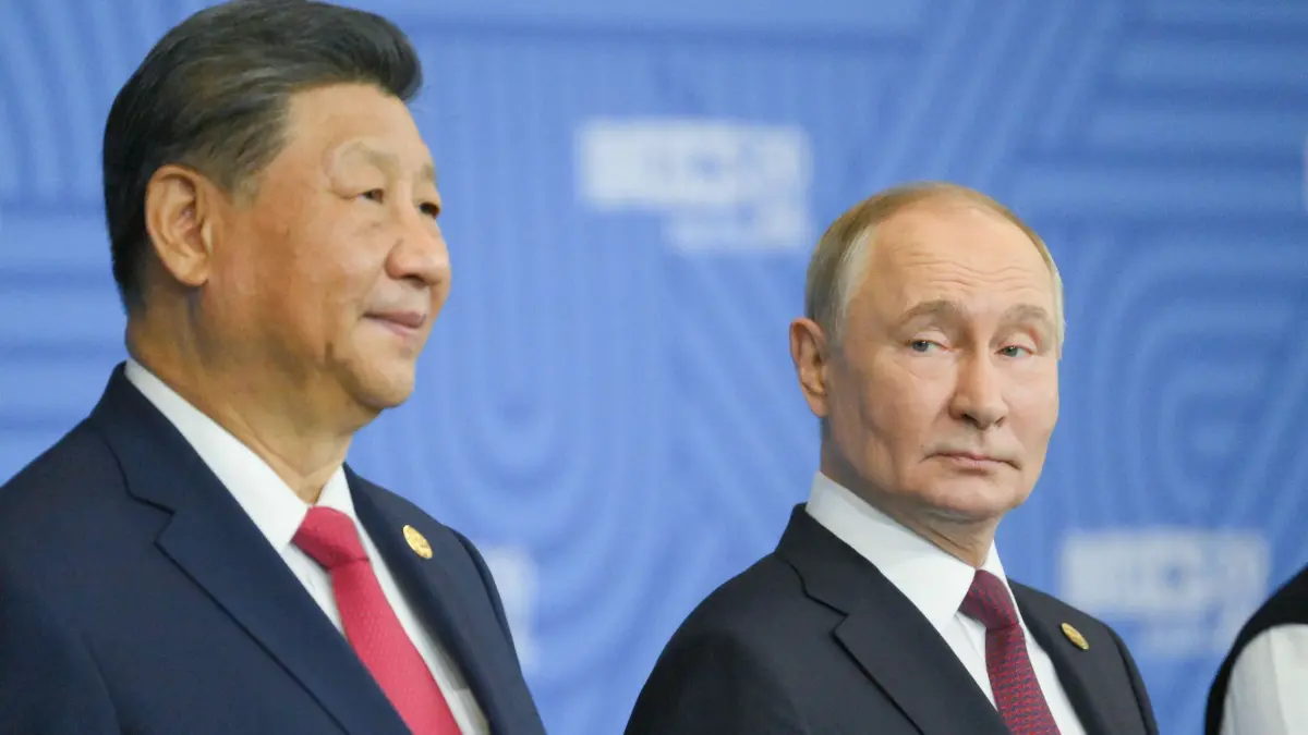 16. Brics-Gipfel in Kasan: 23.10.2024, Russland, Kasan: Wladimir Putin (r), Präsident von Russland, steht neben Xi Jinping (l), Präsident von China, während des traditionellen Gruppenfotos am zweiten Tag des 16. BRICS-Gipfels. Foto: Kristina Kormilitsyna/Brics-Russ/Planet Pix via ZUMA Press Wire/dpa +++ dpa-Bildfunk +++