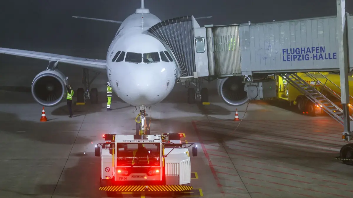 Warnstreik an Flughäfen Leipzig-Halle und Dresden: ARCHIV - 05.03.2024, Sachsen, Schkeuditz: Eine Maschine der Lufthansa wird am Morgen auf dem Flughafen Leipzig-Halle für den Start vorbereitet. (zu dpa: «Warnstreik: Flüge in Leipzig/Halle und Dresden gestrichen») Foto: Jan Woitas/dpa +++ dpa-Bildfunk +++
