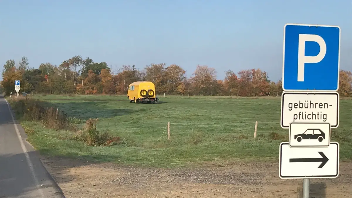 Zwei der drei Parkplätze am Partwitzer See sind bislang unbefestigt. Bei nassem Wetter wird es dort schnell unangenehm.