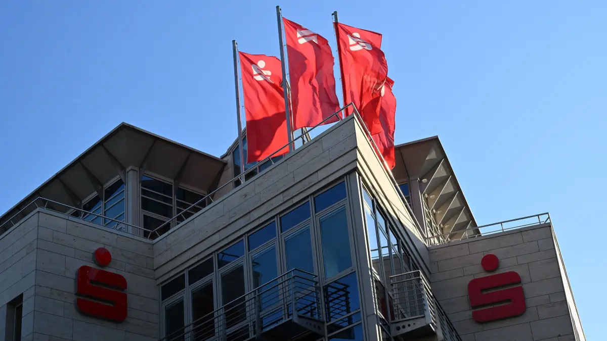 Symbolfoto Sparkasse Spree-Neisse : Symbolfoto Fahnen Sparkasse Spree-Neiße
Dach der Hautgeschäftsstelle Brteitscheidplatz.