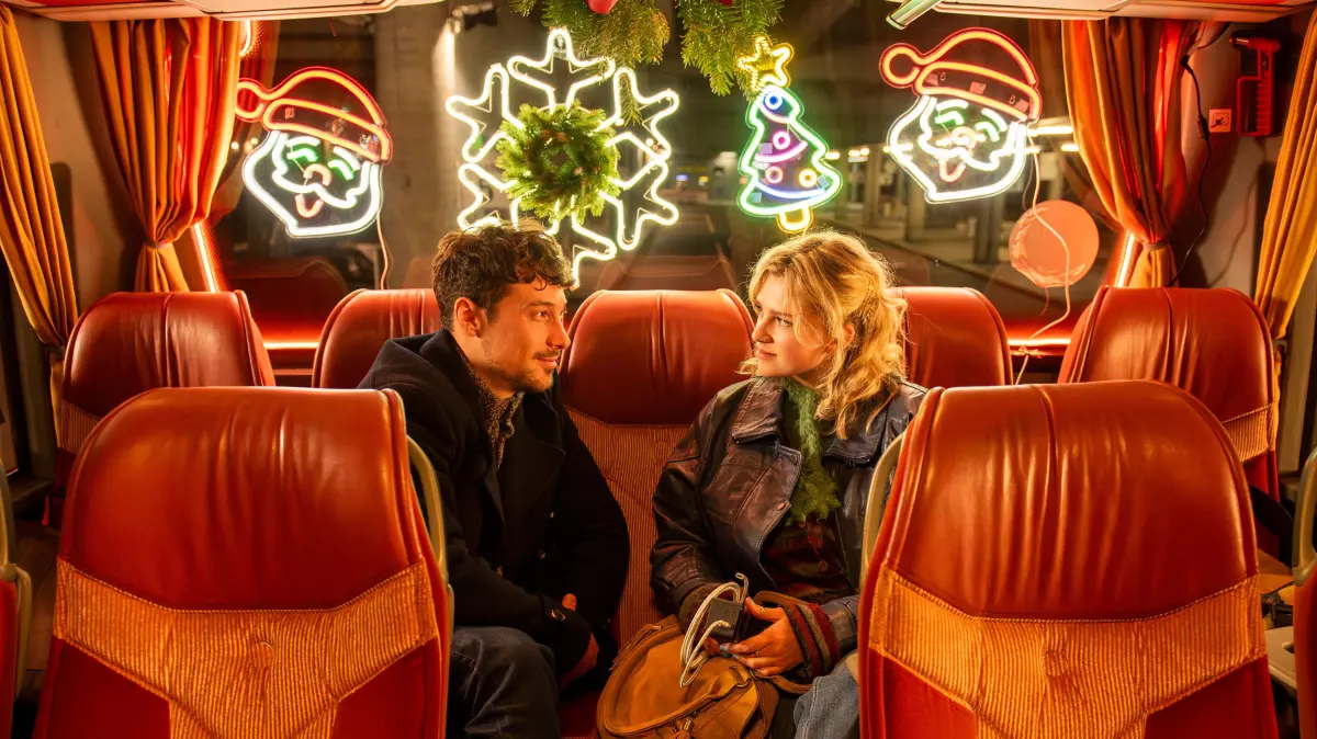 Auf dem Weg von Berlin nach Bayern, lernen sich Hanna (Sinje Irslinger) und Felix (Klaus Steinbacher) im Fernbus kennen und beginnen einen Flirt, der beiden nicht aus dem Kopf geht.