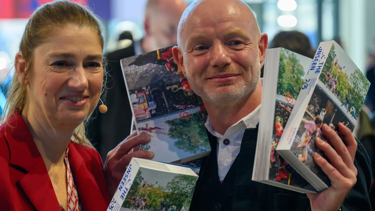Chemnitz präsentiert Kulturhauptstadtprogramm: 25.10.2024, Sachsen, Chemnitz: Andrea Pier, kaufmännische Geschäftsführerin Chemnitz 2025, und Stefan Schmidtke, Geschäftsführer Chemnitz 2025, halten die druckfrischen Programme zur Programmvorstellung der Kulturhauptstadt 2025 in Chemnitz in ihren Händen. Als Kulturhauptstadt Europas wartet Chemnitz im kommenden Jahr mit etwa 150 Projekten und 1.000 Veranstaltungen auf. Foto: Hendrik Schmidt/dpa +++ dpa-Bildfunk +++