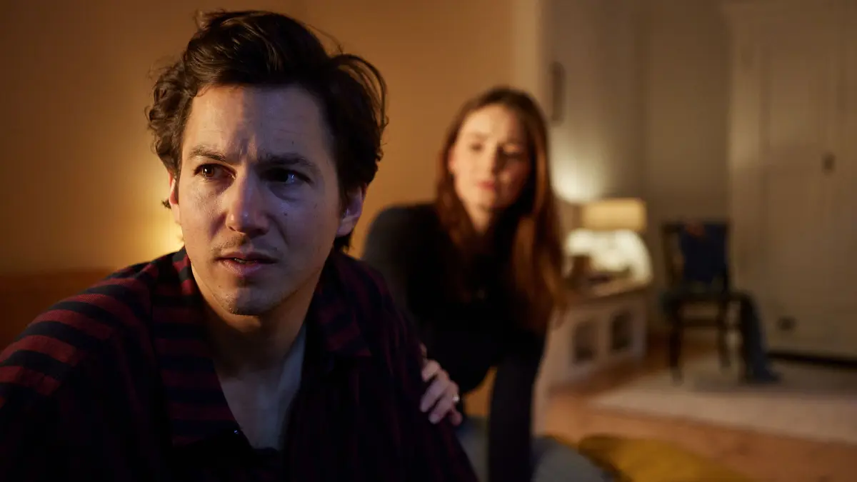 Liane (Maria Ehrich) und ihr Partner Philipp (Tim Oliver Schultz) streiten über ein altes Thema, doch dieses Mal braucht Philipp eine Auszeit.