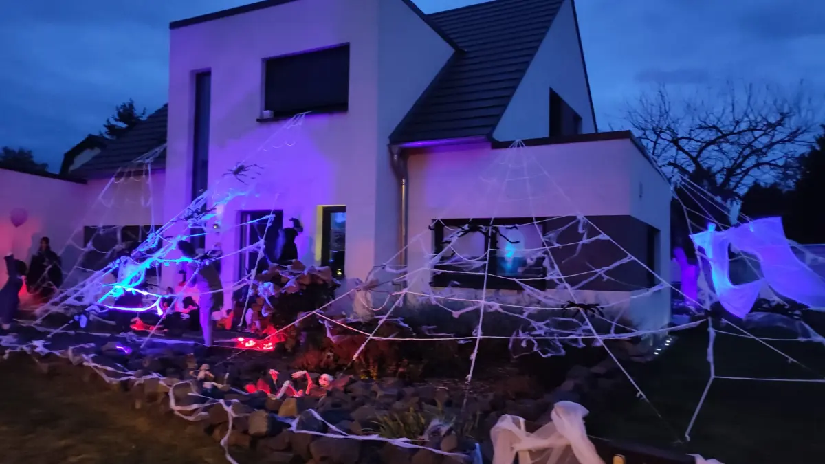 So sah das Halloweenhaus im Vorjahr aus. Die große Nachfrage hat die Familie zu einigen Änderungen veranlasst.