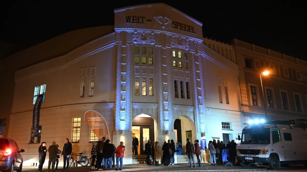 Filmfestival 2022 Lausitzer Filmschau: Mit der 20. Lausitzer Filmschau, auf der 19 Kurzfilme gezeigt wurden, ist am Montagabend im Cottbuser Filmtheater "Weltspiegel" inoffiziell das FilmFestival Cottbus eröffnet worden. Mit der Lausitzer FilmSchau – Łužyska filmowa pśeglědka – Łužiska filmowa přehladka unterstützt das FFC den cineastischen Nachwuchs und ambitionierte Filmemacher aus der Nieder- und Oberlausitz.