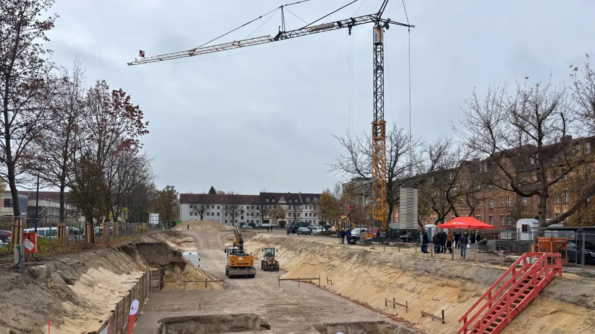 Neue Baustelle in der Spremberger Vorstadt: Die eG Wohnen baut fünf neue Häuser in der Greifenhainer Straße.