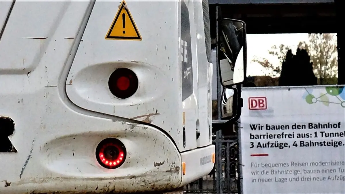 Der erste Bagger steht schon am Bahnhof Hoyerswerda.